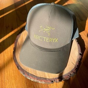 Arc’teryx Logo Trucker Hat
